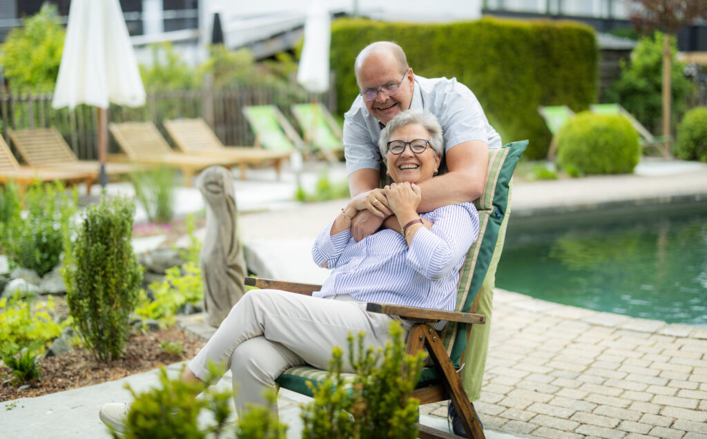 Die Gastgeber Josef und Christine Nieder vor dem Naturteich